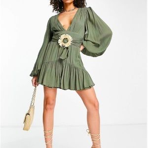 Balloon sleeves NWT V-NECK plunge soft crinkle dress in khaki green. SZ 6